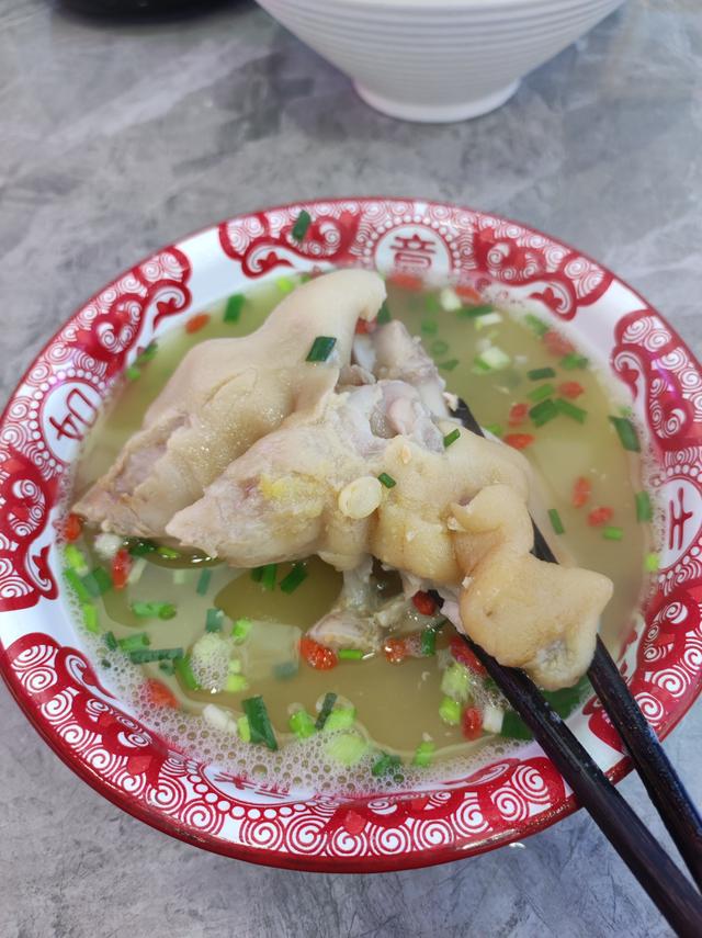 重庆这座城市，把我的腿走细了，把我的胃撑大了