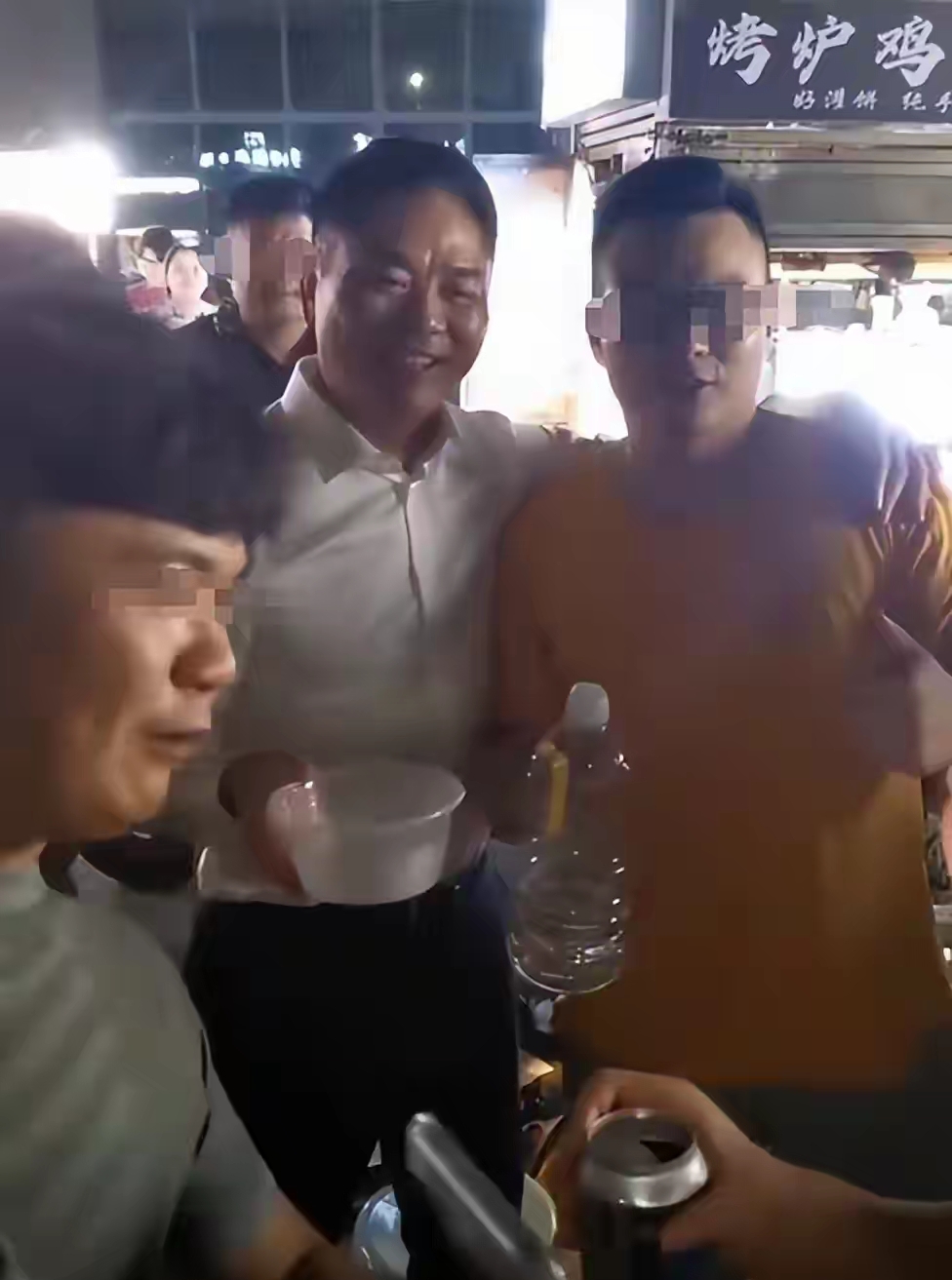 刘强东凌晨现身老家夜市 塑料碗喝酒(接地气到让人忘了他是身价百亿的老板) 刘强东凌晨现身老家夜市 塑料碗喝酒(接地气到让人忘了他是身价百亿的老板)