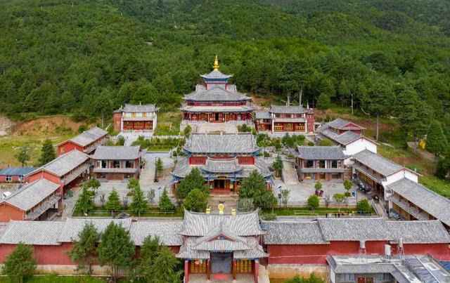 这座建在火山口的寺院，建成后火山再无喷发，游客捡火山石留念