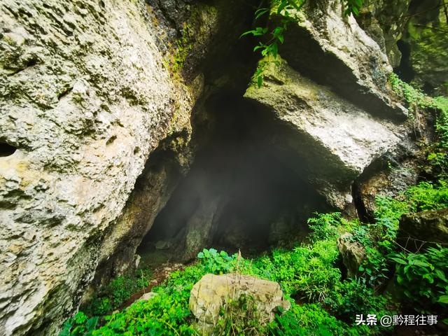 一个洞内烟云氤氲的躲匪洞，一个白练如幕的暗河瀑布