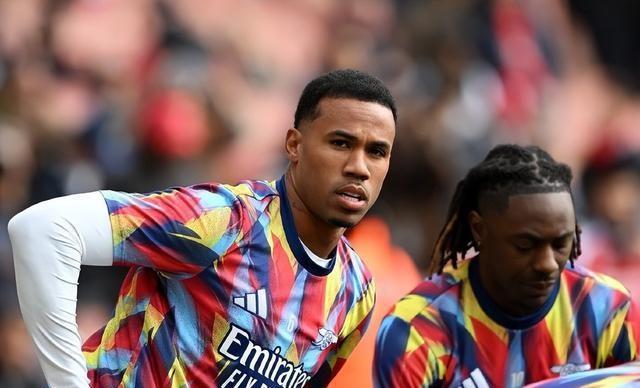 2-0！比赢球更狠的是：核心伤退仍碾压+全民皆兵，这支枪手太恐怖