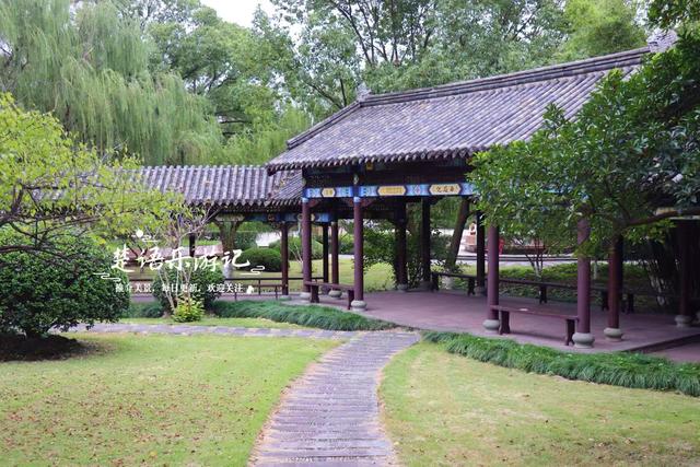 宁波北仑发现一个园林型风景，彩绘长廊与假山瀑布相映，景美如画