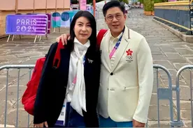 霍启刚现身巴黎奥运开幕式，和郭晶晶甜蜜合影，紧搂老婆满脸自豪图片