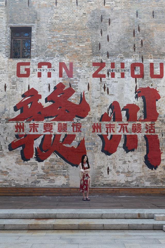 赣州阳明路标准钟夜市街今晚正式开街！