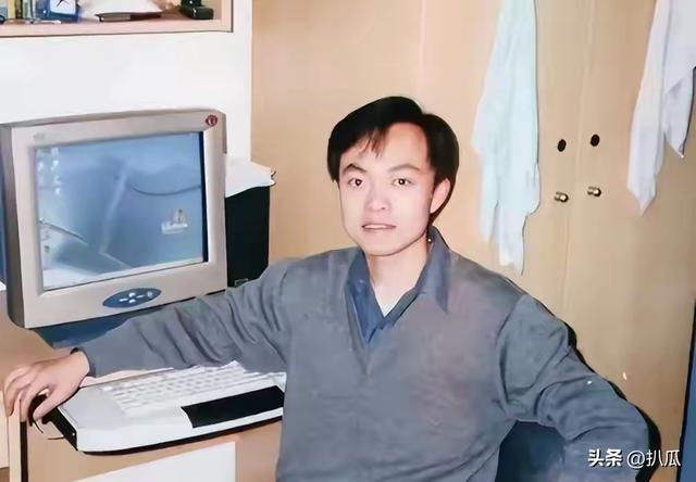 蔡磊传出好消息！终于能下楼溜达，见到儿子笑了，爷俩靠镜子交流