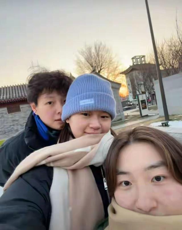 全红婵归队，留着长发，长成大姑娘了	，和陈艺文司雅杰喝下午茶