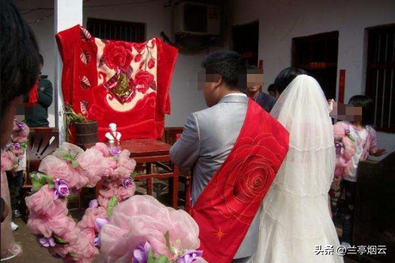 出嫁时继父给我3000陪嫁，1年后去取钱，输入密码后我愣住了