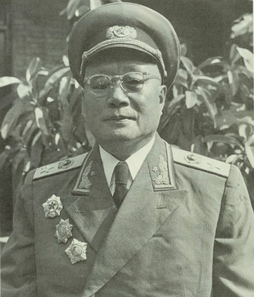 刘伯承办军事学院，想让陈毅当政委，总理大笑：为了要钱方便吧？