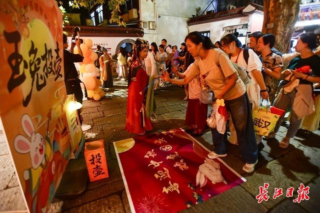 登晴川阁，赏中秋月
