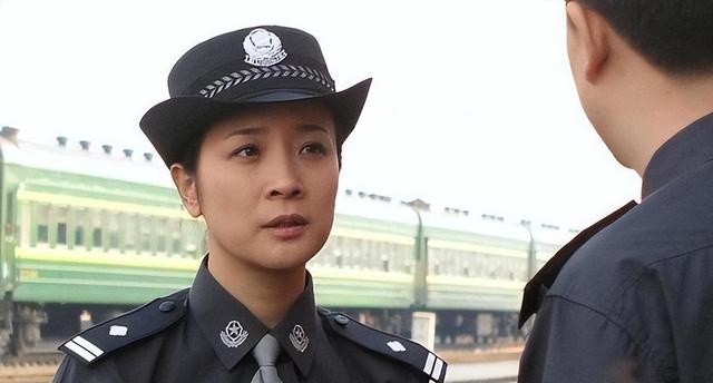 她是国家一级女演员，多次给坐轮椅丈戴绿帽，如今儿子也是演员