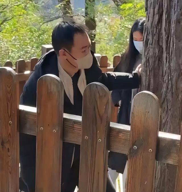 朱媛媛去世5个月后，辛柏青和李乃文现身大孤山，整个人憔悴好多