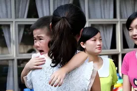 宝宝看到“某人”就哭闹，老一辈或许不懂，但真相父母要知道图片