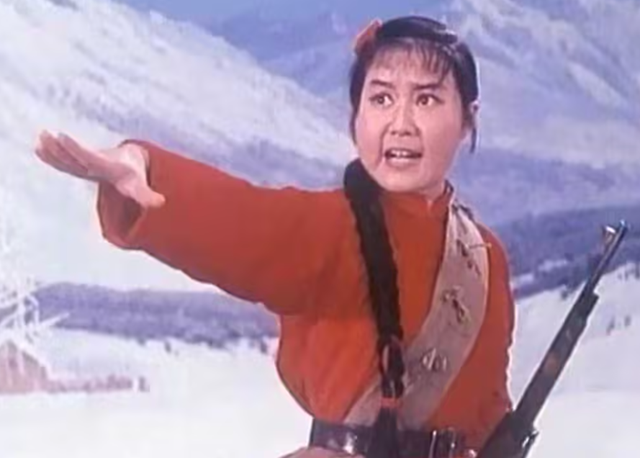 82 岁京剧叛徒归国遭痛骂：吃里扒外，37 年里是叛国还是逐梦？