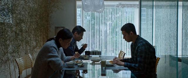 不聊贫富聊 “寄生”！《家庭简史》剖开中产，戳破伪装的幸福
