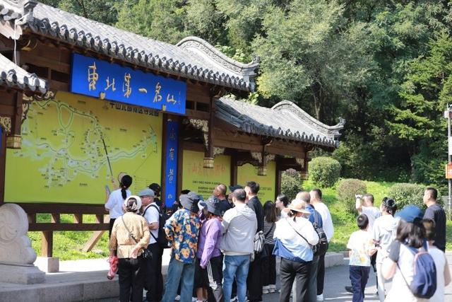 假日客流高峰来袭！千山景区人气大爆发