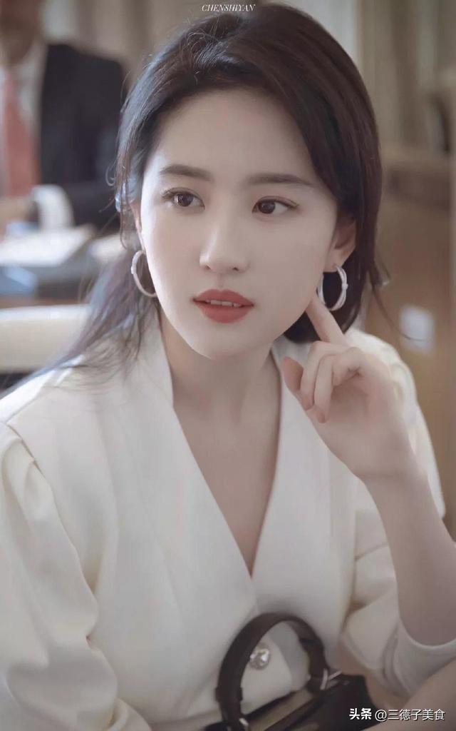 刘亦菲母亲刘晓莉：今66岁仍单身，身材傲人，长得比女儿还漂亮