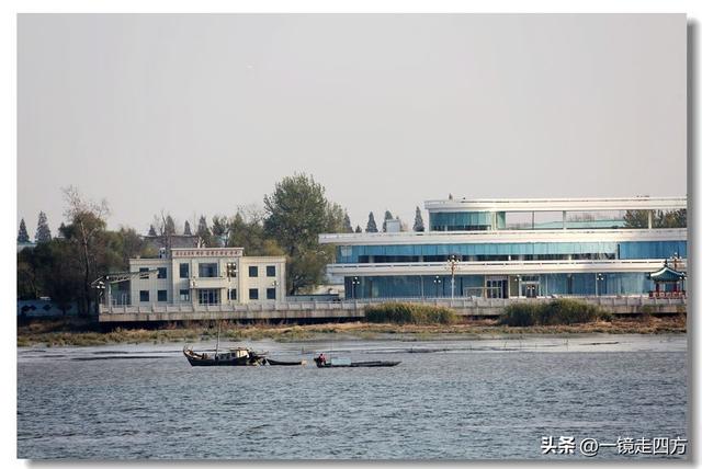 漫步丹东鸭绿江畔，可以隔江望见对岸的朝鲜