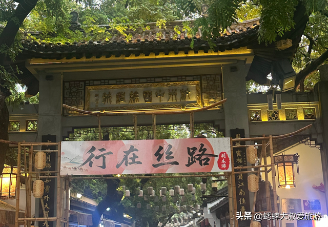 杭州宝藏街区太有底蕴了，拥有深宅大院与古寺，适合秋日探古徒步