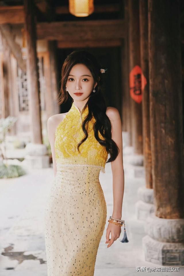 吴宣仪明黄旗袍，园林里的古典氛围感美人