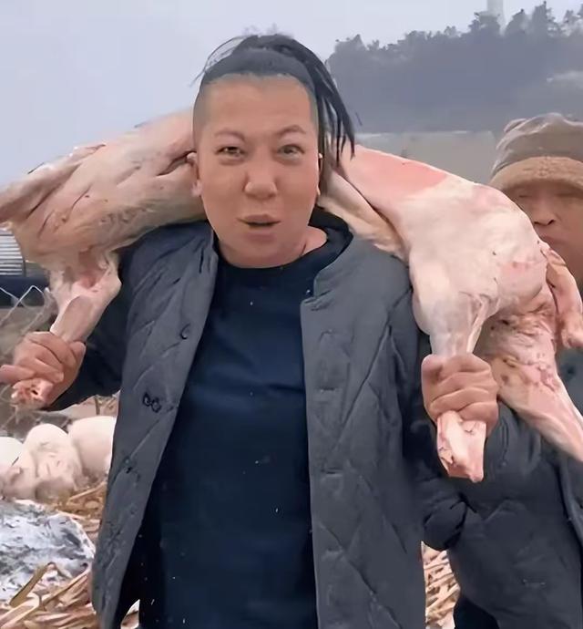 装疯卖傻，丑态百出，目不识丁，到底是谁捧红了这些跳梁小丑？