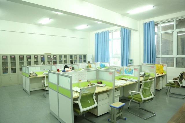 高三女生请假时遭班主任多次搂抱！校外公园还被 "指导动作"，更多女生站出来：他也这样对过我