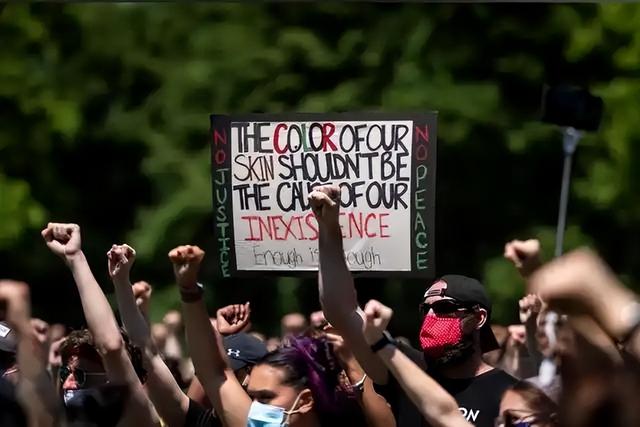 超700万人游行抗议，特朗普令战机向示威者泼粪！全美为何又在反