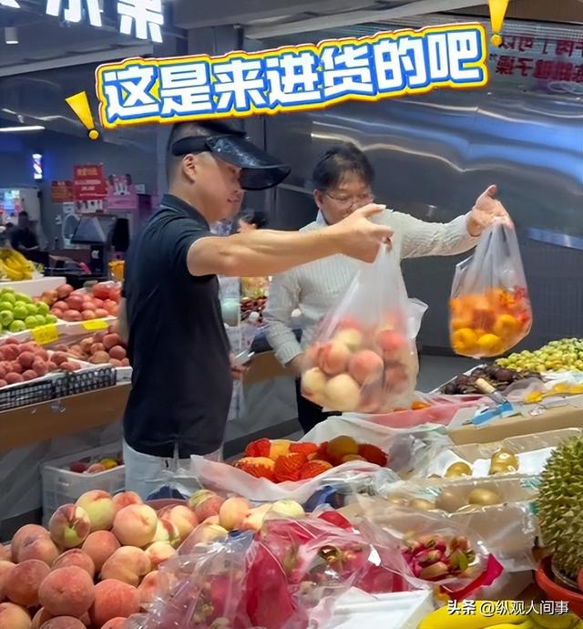 领韩国旅游团参观中国菜市场：试吃乱瞟还不好意思，水果买几十斤