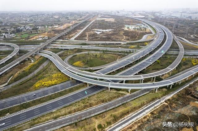 游剑阁叹古蜀道行难，走高速赞今四川玩易