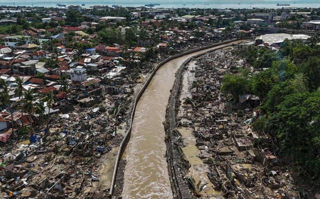 沉默24小时后	，中方宣布援菲，受灾人数超百万，马科斯被要求辞职