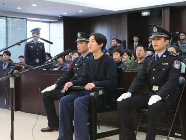 71岁成龙和42岁儿子房祖名在瑞士罕见同框！手机成最大亮点