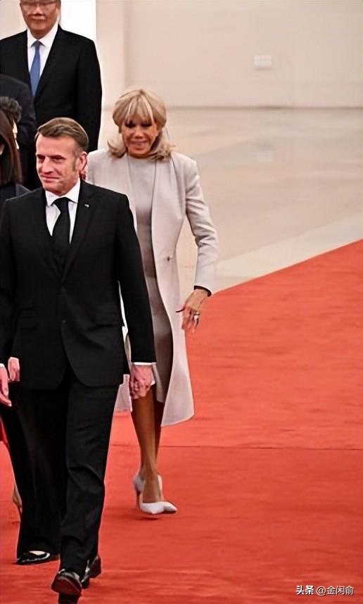 马克龙北京第二天！夫人米白套装出席仪式，兵哥哥气势磅礴	，爱了