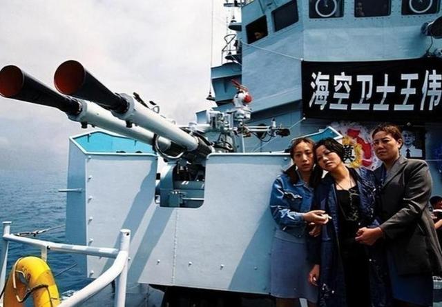 南海撞机王伟成功跳伞，为啥10万人都找不到他？直到20多年后才懂