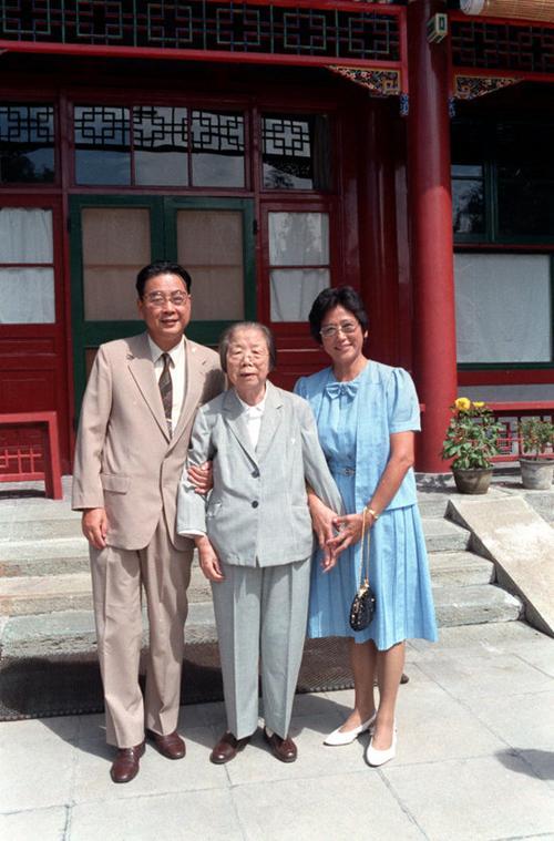 传闻他是周恩来的养子，1988年当上国务院总理，晚年对外界回应