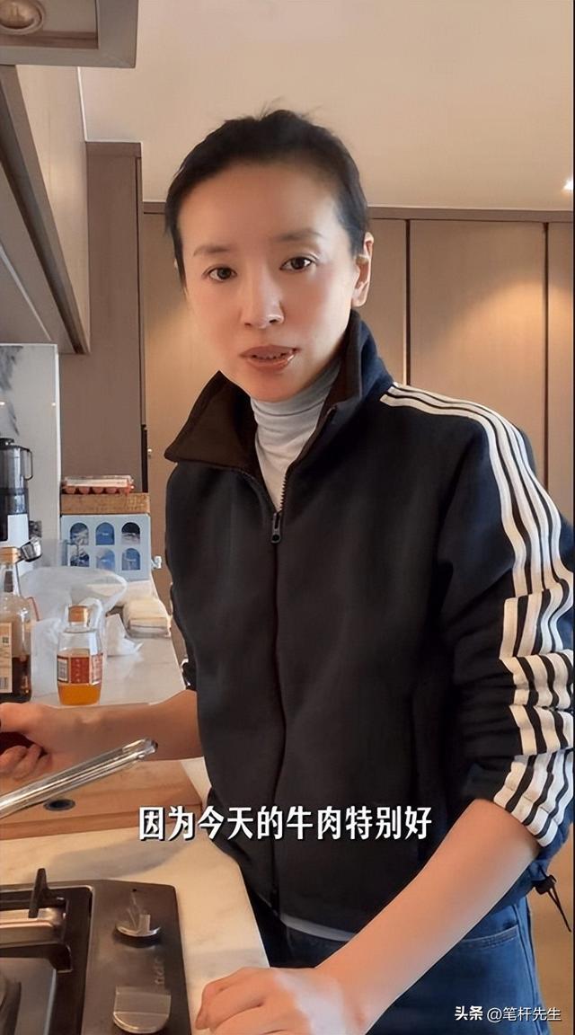 董洁独居北京日常曝光，无保姆亲自带娃	，豪宅里藏着烟火气