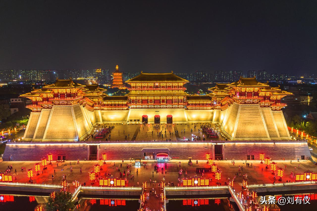 我在洛阳吃了水席，没有吃不翻汤，五凤楼前观盛景明堂里边赏夜色