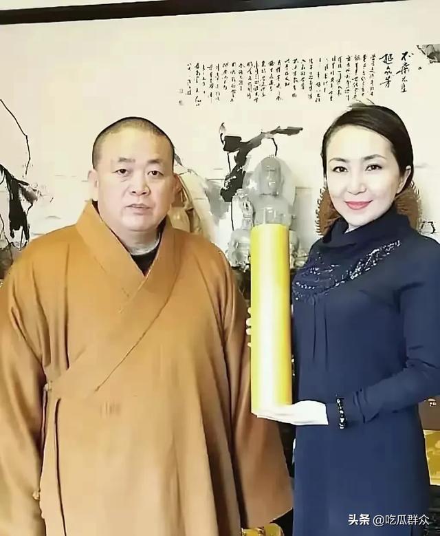 释永信与美女的同框，他笑起来的时候挺憨厚的，同框个个都是美女