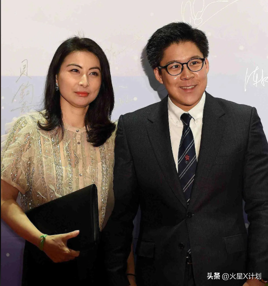 摊牌了！结婚13年，郭晶晶再次迎来喜讯，原来霍震霆当年没说错