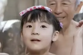 闹大了！河南女澡堂挂老人少女共浴图，店家硬刚不改：日式特色图片