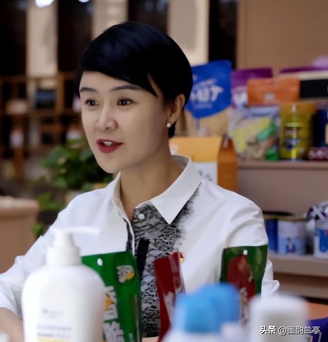 官媒锐评贺娇龙去世风波，句句一针见血，杨振宁	、成龙都是受害者