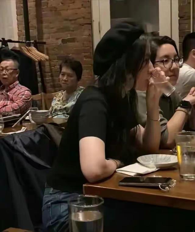 刘亦菲现实中就长这样啊，没了精修图那惊艳感，跟想象中有点差距