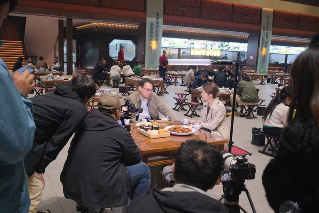 临沂要上央视啦！《与经济学家去旅行》节目近日来到了临沂取景拍摄