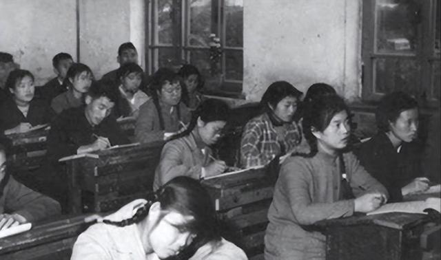 他是南宁市委原书记，连任两届中央候补委员，1985年降为处长