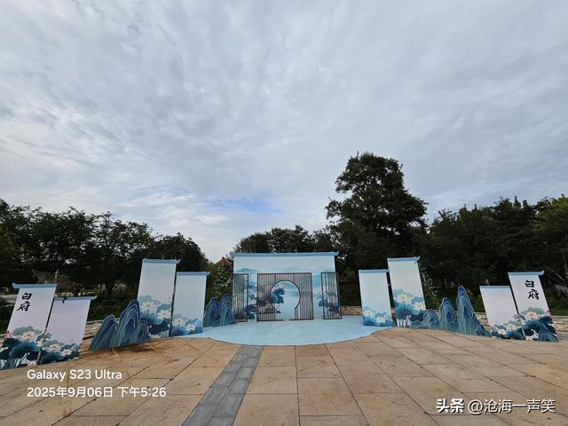 乌云密布，电闪雷鸣，狂风大作，我自岿然不动，是园博园大门也！