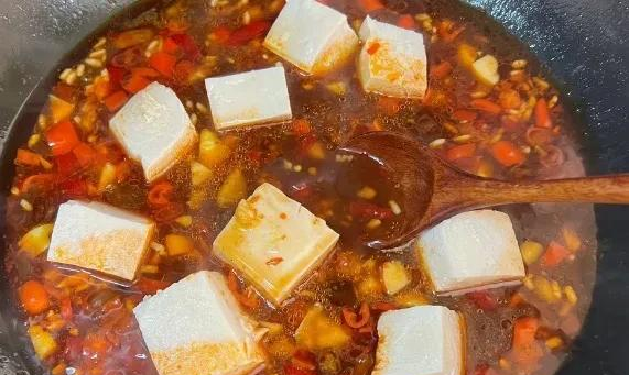 天冷了，怎么少得了这道菜呢？冬日里的鱼头豆腐煲