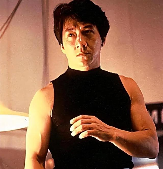 官媒对成龙的称呼变了，三字之差释放强烈信号，王晶的话有人信了