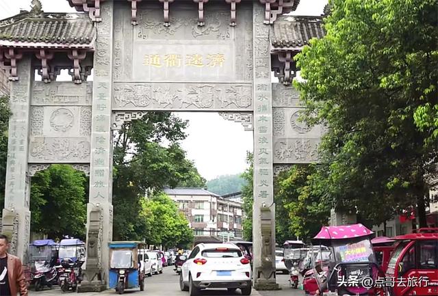 成都彭州被低估的场镇，3公里银杏长廊超级壮观，公交车直达！