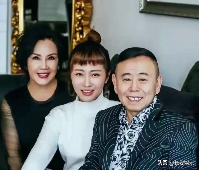 潘长江一家北京别墅宴客，餐厅大得像会所，妻子杨云罕见现身！