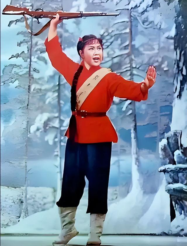 吃里爬外，永不回国？她带领30名演员选择留美，如今年过花甲归来