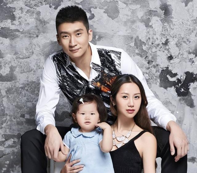 孙悦新欢终露面，一身运动装，前妻与女儿定居美国，美貌不减当年