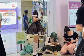 周末的天府红，挤满了买“谷子”的小学生和茫然的家长图片